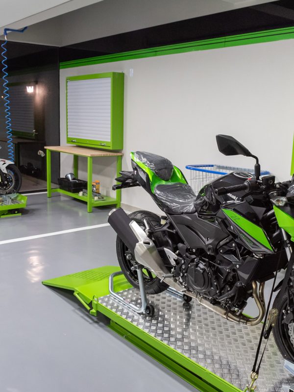 Moto Kawasaki sobre plataforma de inspeção com suporte técnico especializado Marello Motos