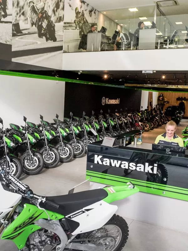 Showroom Marello Motos com linha completa de motos Kawasaki verdes prontas para entrega em São Paulo