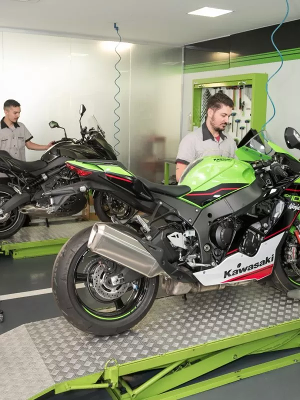 Técnico especializado da Marello realizando manutenção em moto Kawasaki esportiva na oficina autorizada